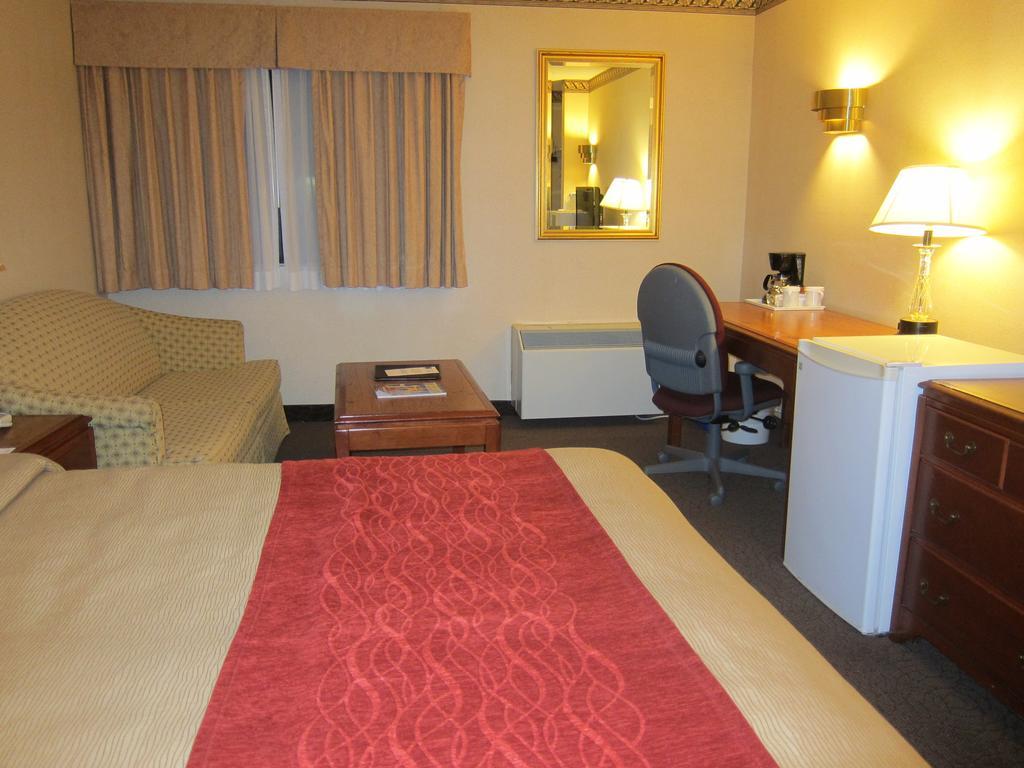 Comfort Inn Meadowvale Мисисага Екстериор снимка