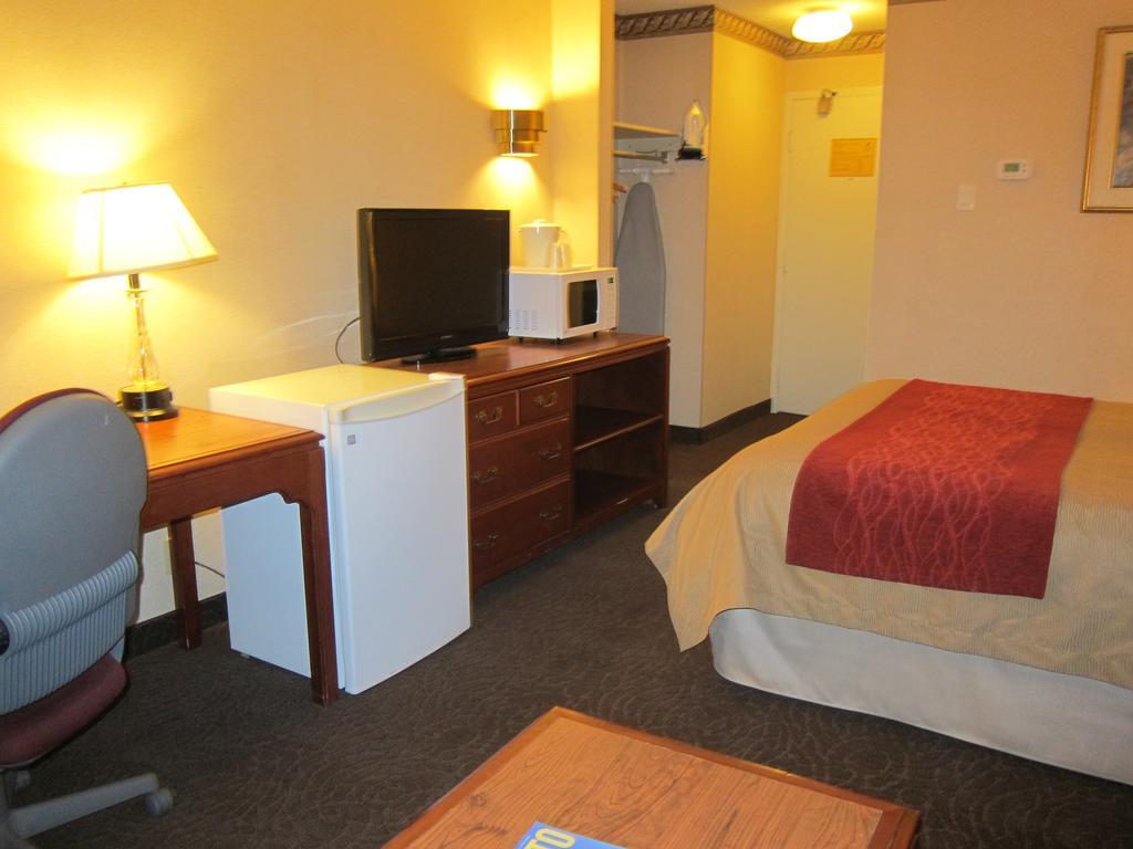 Comfort Inn Meadowvale Мисисага Екстериор снимка