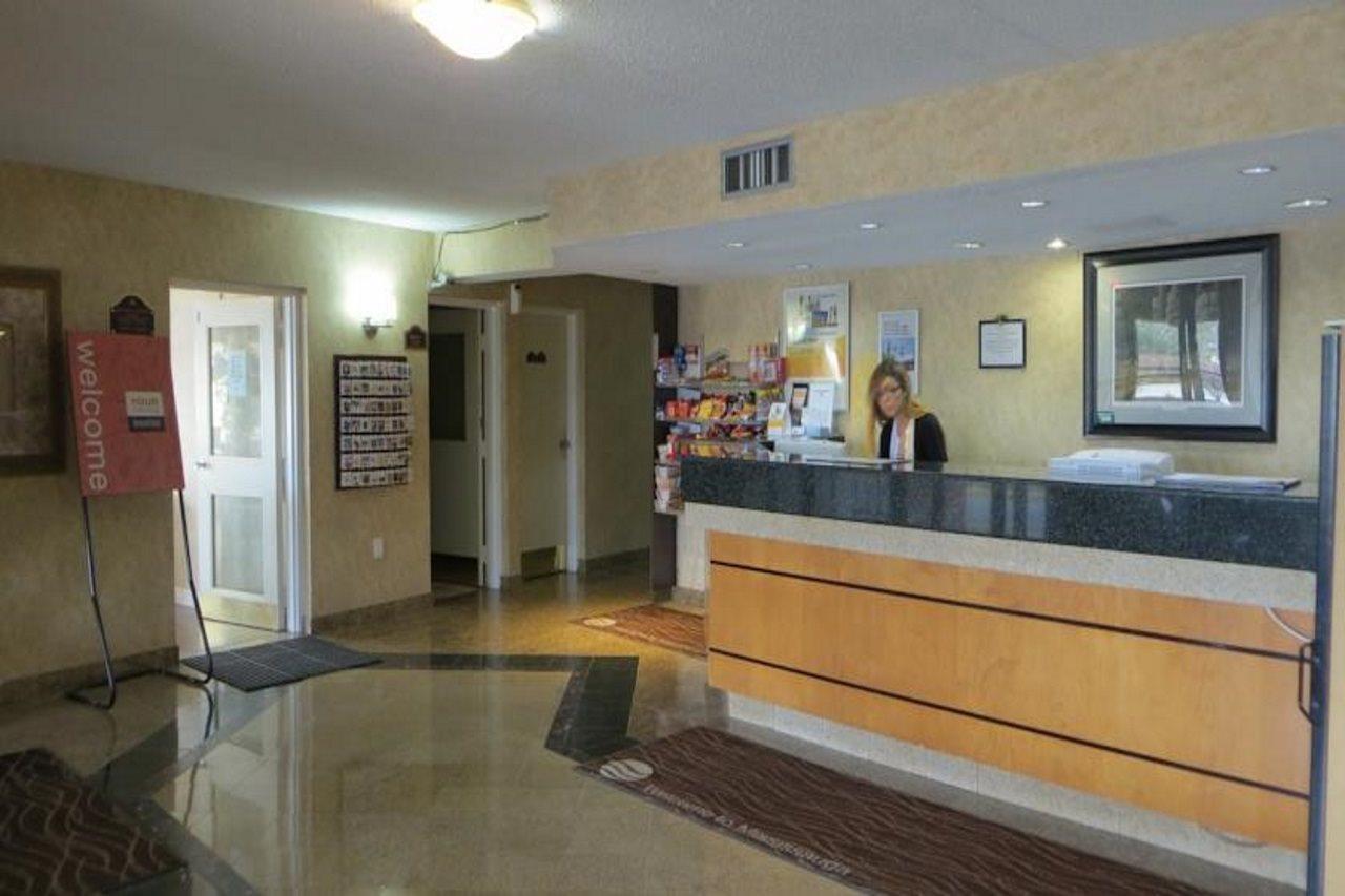 Comfort Inn Meadowvale Мисисага Екстериор снимка