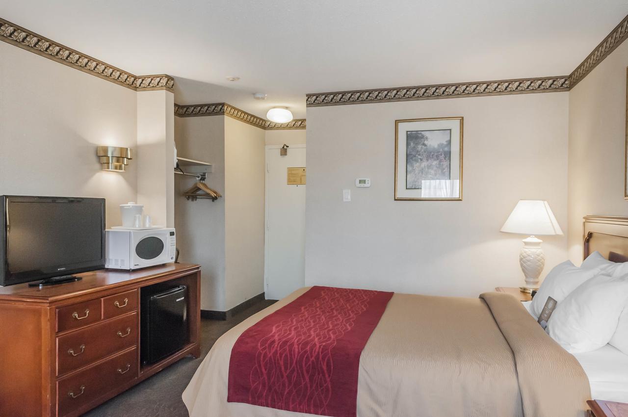 Comfort Inn Meadowvale Мисисага Екстериор снимка