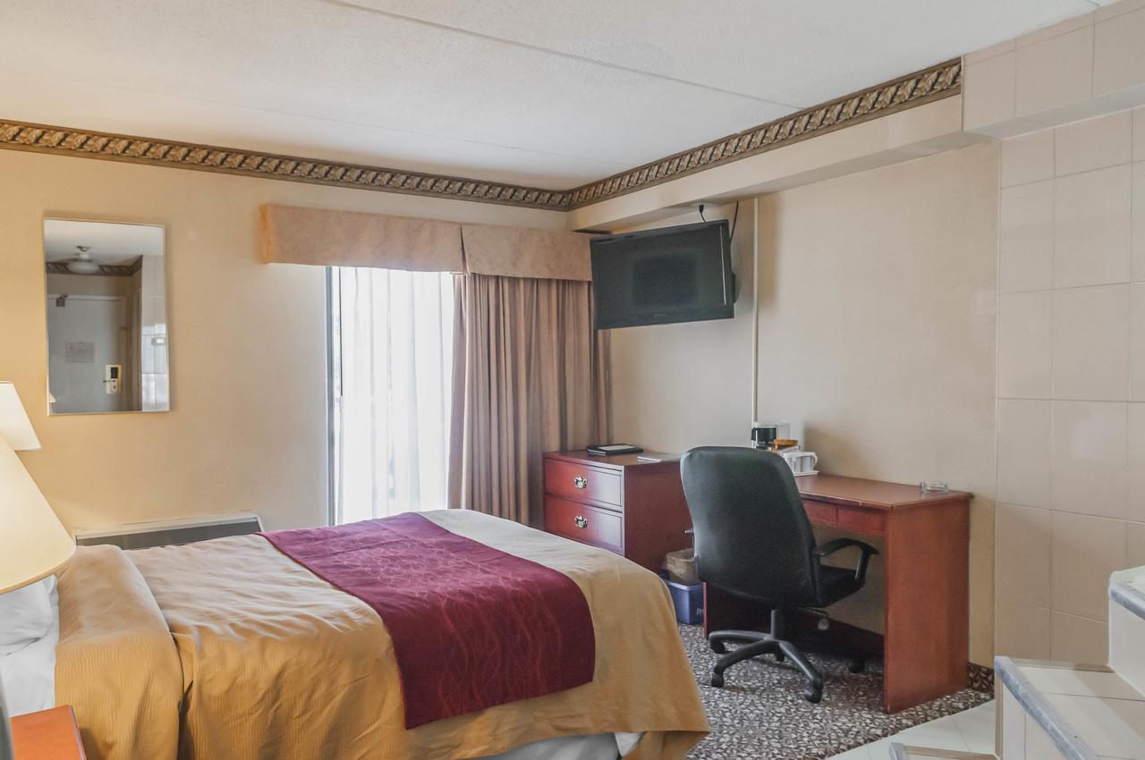 Comfort Inn Meadowvale Мисисага Екстериор снимка