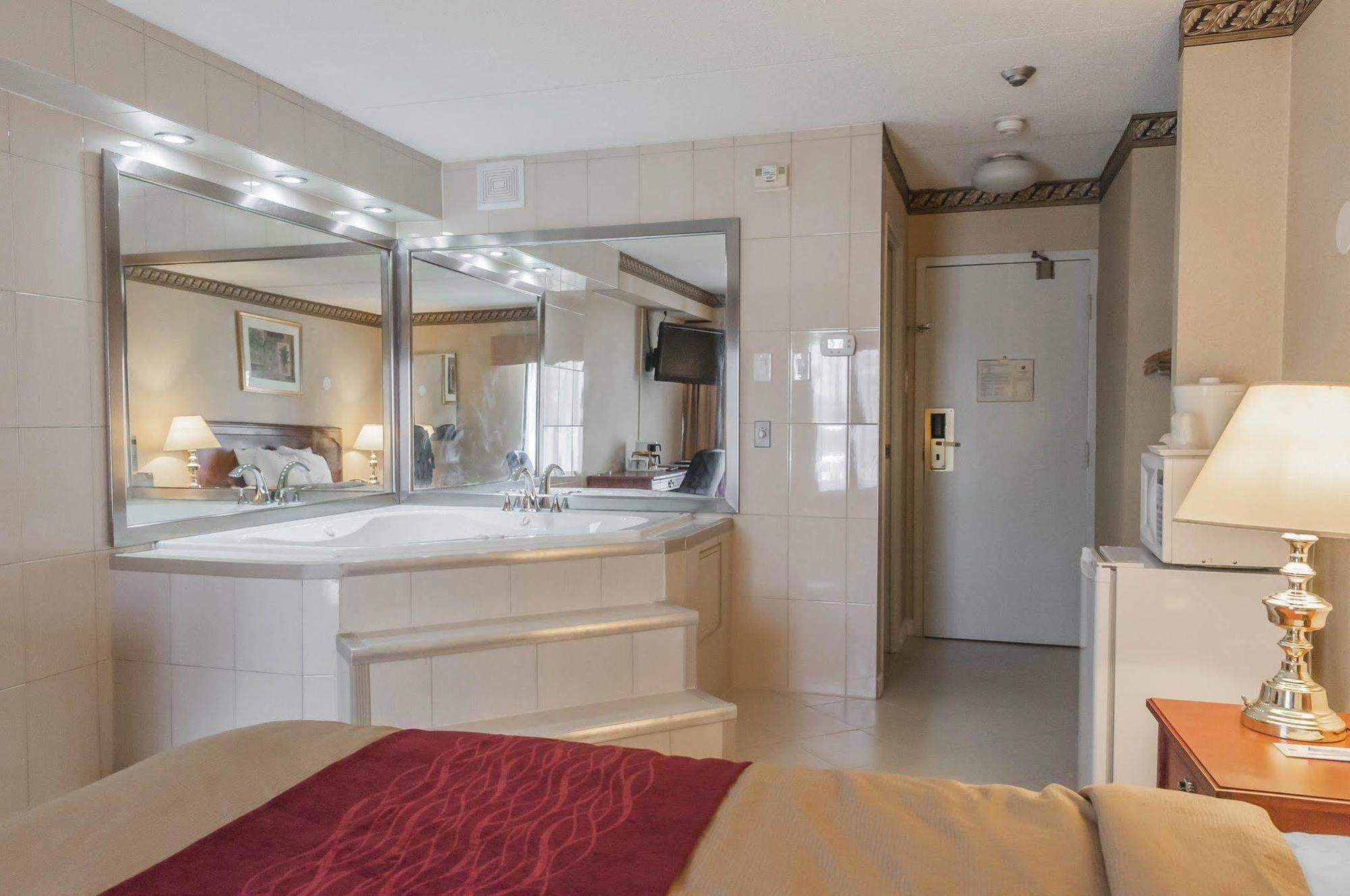 Comfort Inn Meadowvale Мисисага Екстериор снимка