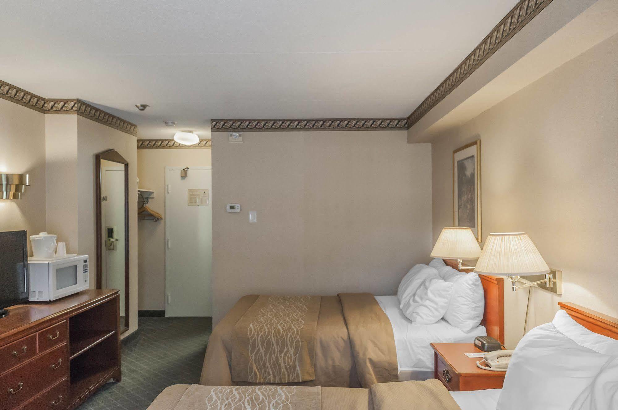 Comfort Inn Meadowvale Мисисага Екстериор снимка