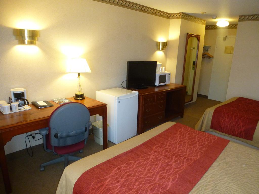 Comfort Inn Meadowvale Мисисага Екстериор снимка