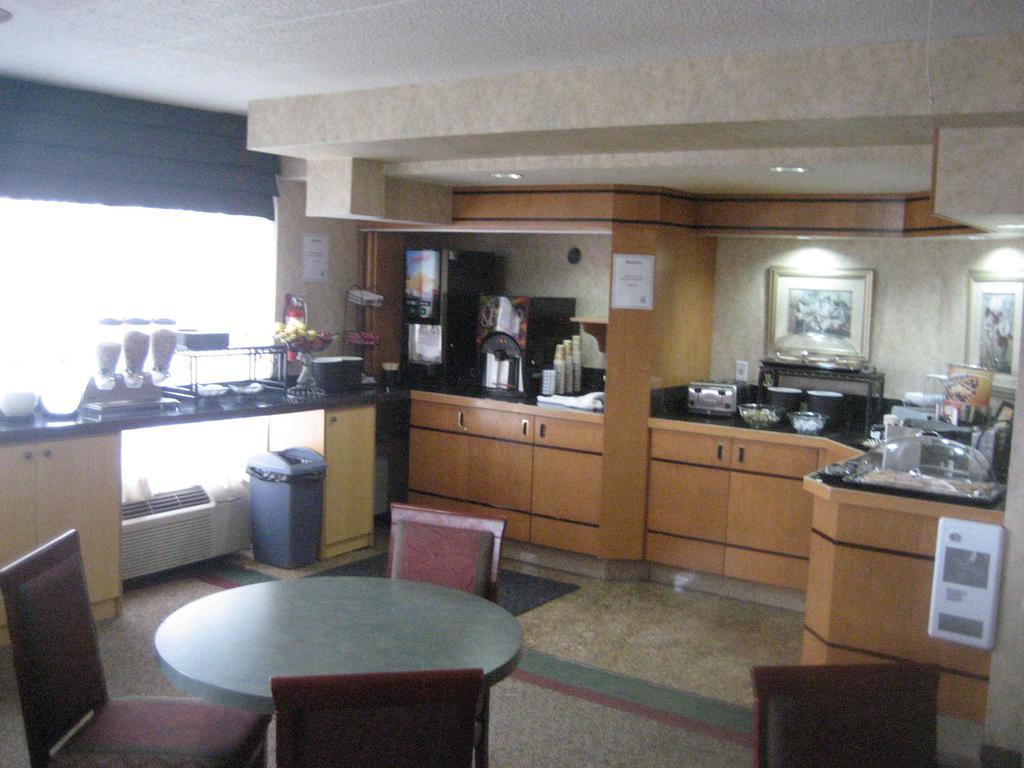 Comfort Inn Meadowvale Мисисага Екстериор снимка